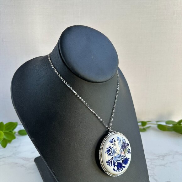 Delft Blue Reversible Pendant Necklace 20" Chain Silver Tone Floral & Sailboat - Picture 5 of 6